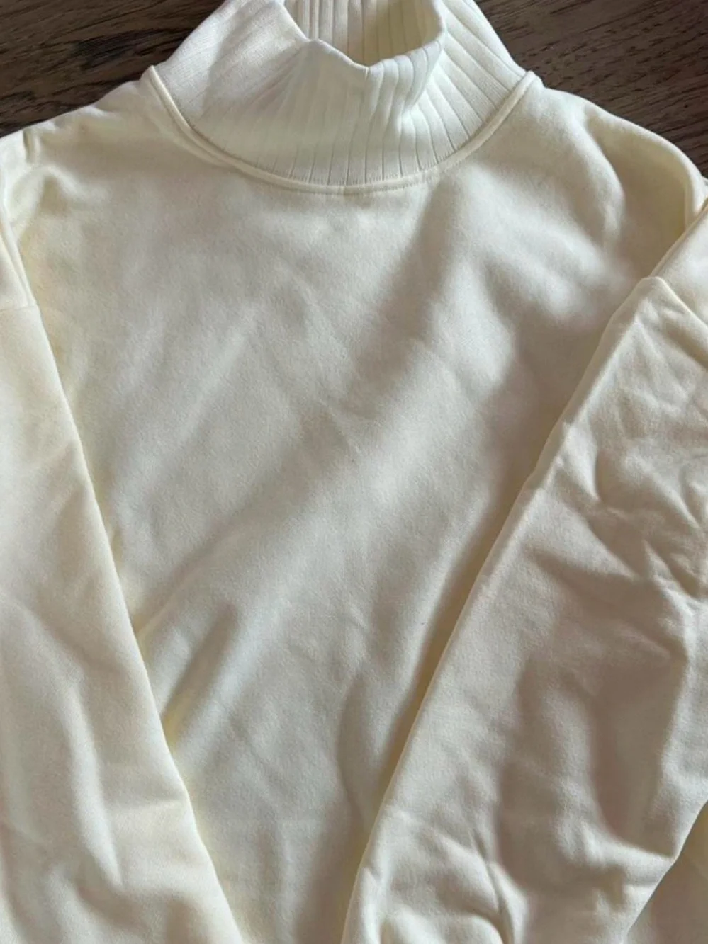 Alo yoga sweat set in cream. NWT.